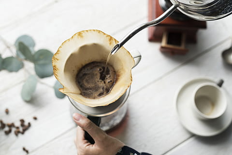 persona que fa cafè, aroma, aromàtic, fons, mongetes, begudes, cervesa, cafè elaborat, elaboració de cervesa, cafeïna, cappuccino, clàssic, cafè, grans de cafè, crema, tassa, producte diari, alba, deliciós, beure, degoteig, degoteig de cafè, espresso, filtrar, menjar, fresc, molinet, mà, pasatemps, calenta, bullidor d'aigua, estil de vida, fabricació, persona, olla, abocament, refrescant, relaxació, retro, rostit, natura morta, vaixella, fusta, menjar i beguda, mà humana, cafè - beguda, celebració, tassa de cafè, part del cos humà, una persona, refresc, utensili per menjar, estri de cuina, vista d’angle alt, cullera, menjar dolç, dolç, estils de vida, beguda calenta, dit, latte, 4K, CC0, domini públic, lliure de regalies