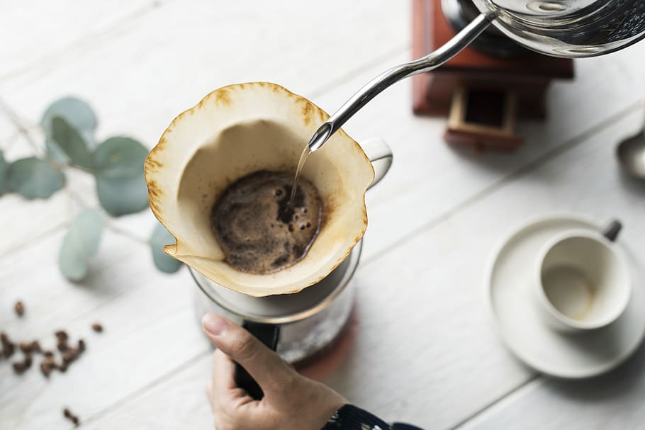 persona que fa cafè, aroma, aromàtic, fons, mongetes, begudes, cervesa, cafè elaborat, elaboració de cervesa, cafeïna, cappuccino, clàssic, cafè, grans de cafè, crema, tassa, producte diari, alba, deliciós, beure, degoteig, degoteig de cafè, espresso, filtrar, menjar, fresc, molinet, mà, pasatemps, calenta, bullidor d'aigua, estil de vida, fabricació, persona, olla, abocament, refrescant, relaxació, retro, rostit, natura morta, vaixella, fusta, menjar i beguda, mà humana, cafè - beguda, celebració, tassa de cafè, part del cos humà, una persona, refresc, utensili per menjar, estri de cuina, vista d’angle alt, cullera, menjar dolç, dolç, estils de vida, beguda calenta, dit, latte, 4K