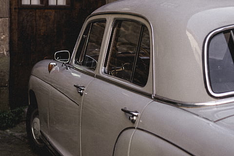 cotxe blanc, cotxe, automòbil, vehicle, transport, màquina, roda, cotxe esportiu, coupe, mirall, mirall del cotxe, llum, faro, coixí, parabrisa, pneumàtic, cotxe antic, reposacaps, va parlar, prestatge, Sedan, manera de transport, vehicle terrestre, finestra, cap gent, estacionari, vidre - material, dia, estil retro, viatjar, primer pla, a l'aire lliure, centrar-se en primer pla, cotxe d'època, abandonat, metall, vell, luxe, 2K, CC0, domini públic, lliure de regalies