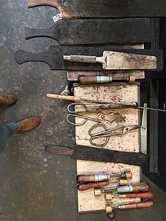 sortiert, Werkzeuge, Bank, menschliches Körperteil, eine Person, Metall, echte Menschen, High Angle View, Arbeitsgerät, Werkzeug, Körperteil, Tag, menschliche Hand, Hand, Handwerkzeug, Männer, niedriger Abschnitt, direkt darüber, Holz - Material, persönliche Perspektive, Ausrüstung, Hammer, menschlicher Fuß, 4K, CC0, gemeinfrei, lizenzfrei
