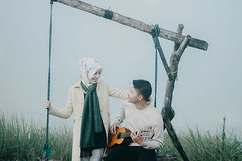 pasangan di ayunan, pakaian, manusia, orang, gitar, aktivitas santai, alat musik, di luar rumah, topi, alam, sweater, lengan, lengan panjang, mantel, kaus, celana, mainan, ayunan, menanam, satu orang, kegiatan waktu luang, pakaian kasual, hari, anak muda, memegang, gaya hidup, duduk, dewasa, rumput, panjang tiga perempat, tanah, bidang, mencari, tersenyum, 8K, CC0, domain publik, bebas royalti