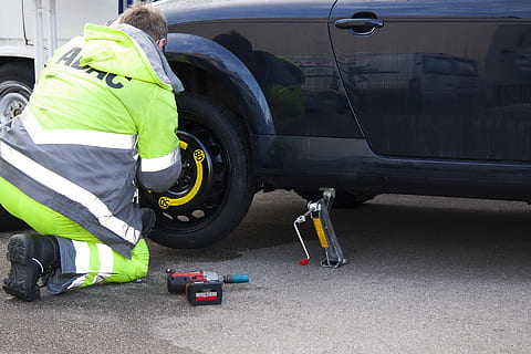 skiftende, lave, flad, dæk, human, aktivitet, arbejde, arbejder, auto, automobil, bil, transportform, transportmidler, motor køretøj, rigtige mennesker, reflekterende tøj, beskæftigelse, sikkerhed, land køretøj, en person, dag, bagfra, tøj, beskyttelse, herrer, reparation, hjul, uniform, 1080P, CC0, offentligt domæne, royaltyfrie