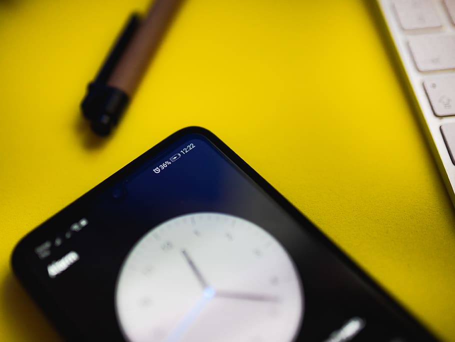 mobiltelefon, elektronik, computer, computer hardware, computer tastatur, hardware, armbåndsur, smartphone, smartphones, baggrund, gul, tastatur, telefon, fladt billede, batteri bar, statuslinje, sfære, pen, analogt ur, teknologi, ingen mennesker, tæt på, indendørs, udstyr, meddelelse, forretning, trådløs teknologi, studio skud, selektiv fokusering, nummer, finansiere, nøjagtighed, blyant, skrivning, fokus på forgrunden, ur, tid, minut hånd, økonomi, 4K