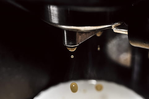 express, cafè, primer pla, a l'interior, tirar, aigua, cap gent, moviment, menjar i beguda, caient, maquinària, aixeta, refresc, enfocament selectiu, equipament per a la llar, beure, naturalesa, part de la màquina, metall, menjar, fuites, puresa, 4K, CC0, domini públic, lliure de regalies