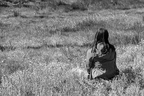 persona, didietro, indietro, culo, allenatore, estate, moda, persone, campo, terra, persone reali, attività di svago, pianta, stili di vita, una persona, erba, natura, tre quarti, abbigliamento casual, crescita, donne, seduta, giorno, capelli lunghi, acconciatura, adulto, giovane adulto, all'aperto, 4K, CC0, dominio pubblico, privo di copyright