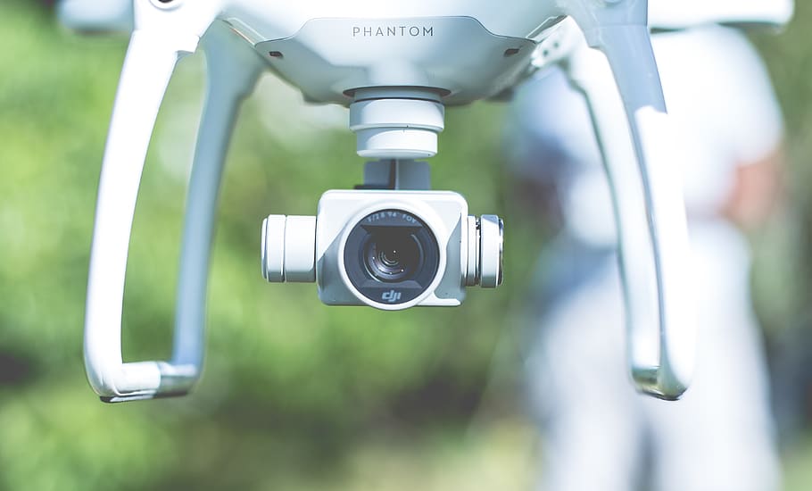 bílý dji phantom, technologie, zaměřit se na popředí, detail, zdravotnictví a lékařství, fotografická témata, den, zařízení, venku, lékařské vybavení, nikdo, aktivita, pohyb, Věda, zelená barva, selektivní zaměření, fotoaparát - fotografické vybavení, nemocnice, člověk objekt, způsob dopravy, bílá barva, 5K