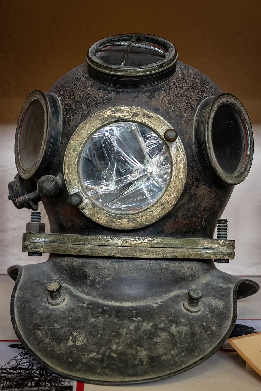 luce, faro, orologio da polso, macchina, ruota, bronzo, brocca, doppio, mascella, tavolo, mobilia, i soldi, ruggine, proiettore, cristallo, maschera, binocolo, sfera, architettura, costruzione, metallo, vecchio, in casa, natura morta, nessuno, avvicinamento, antico, attrezzature domestiche, in stile retrò, vista dall'alto, utensile da cucina, contenitore, attrezzatura, calore - temperatura, trasparente, apparecchio, strumento di misura, arrugginito, color argento, 5K