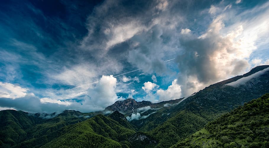gunung, langit, dramatis, awan, langit biru, hijau, pemandangan, alam, pohon, awan - langit, scenics - alam, keindahan di alam, adegan yang tenang, ketenangan, lingkungan Hidup, adegan non-urban, pegunungan, tidak ada orang, idilis, terpencil, hari, menanam, warna hijau, perjalanan, di luar rumah, 5K
