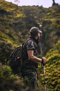 mężczyzna, ma na sobie, czapka z daszkiem, koszula z okrągłym dekoltem, na stojąco, środkowy, las, przygoda, plecak, backpacker, obóz dla rekrutów, kamuflaż, kemping, wspinacz, światło dzienne, środowisko, spadek, trawa, wycieczka, turysta, wędrówki, wolny czas, Góra, Natura, na dworze, osoba, sceniczny, podróżować, podróżny, drzewa, nosić, spędzania wolnego czasu, prawdziwi ludzie, jedna osoba, roślina, trzy czwarte długości, drzewo, wylądować, mężczyźni, czynność, styl życia, dzień, trzymać, wakacje, 5K, CC0, domena publiczna, darmowe zdjęcia