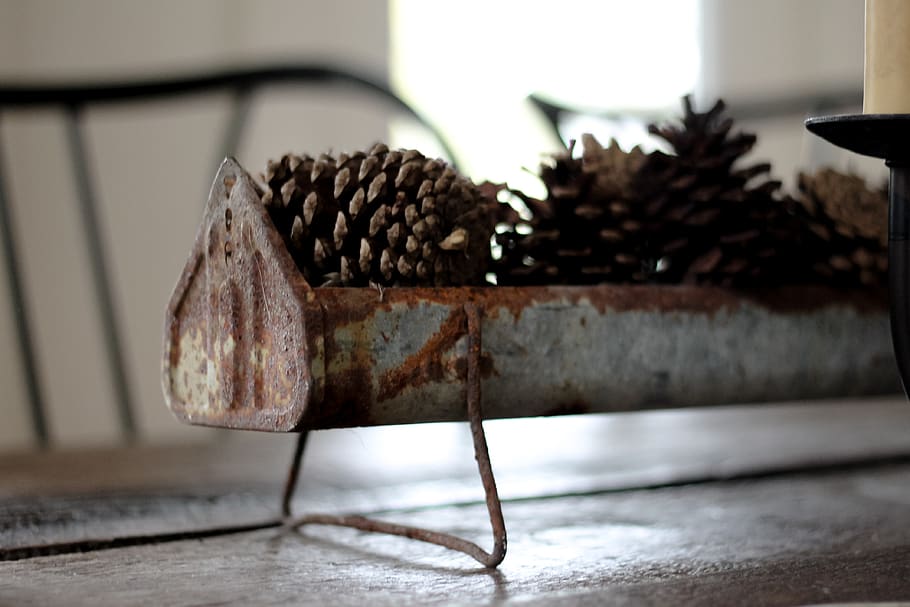 tabla centrală, conuri de pin, în interior, nici o persoana, să se concentreze asupra primelor elemente, a închide, alimente, natură moartă, mancare si bautura, acasă interior, selectiv, bunăstare, prospeţime, zi, lemn - material, ruginit, metal, camera de zi, masa, ciocolată, preparare, 4K