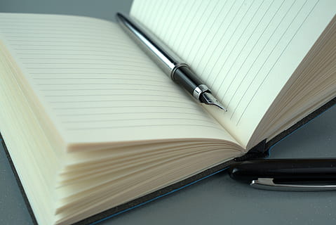 Poznámka, notebook, napsat, plnivo, deník, papír, kancelář, pero, Učit se, lavice, prázdný, nástroj pro psaní, stránky knihy, zadejte, problém, zapsat, brožur, studie, romantika, text, vydání, rezervovat, stránka, nikdo, detail, otevřeno, uvnitř, stálý život, psaní, vysoký úhel pohledu, dva objekty, vzdělání, stůl, dokument, poznámkový blok, plnicí pero, den, 5K, CC0, veřejná doména, bez autorských práv