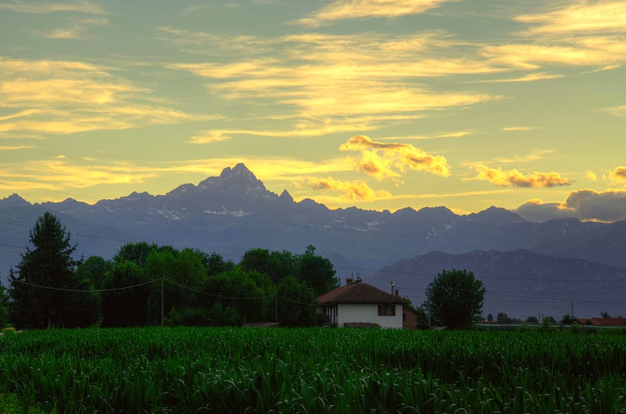 posta de sol, sol, paisatge, tarda, a l'aire lliure, naturalesa, taronja, escènic, bella, aventura, fons, cel, muntanya, núvol - cel, bellesa a la natura, escenics - natura, planta, escena rural, medi ambient, arquitectura, estructura construïda, agricultura, Serra, camp, exterior de l'edifici, edifici, tranquil·litat, escena tranquil·la, granja, cap gent, 4K