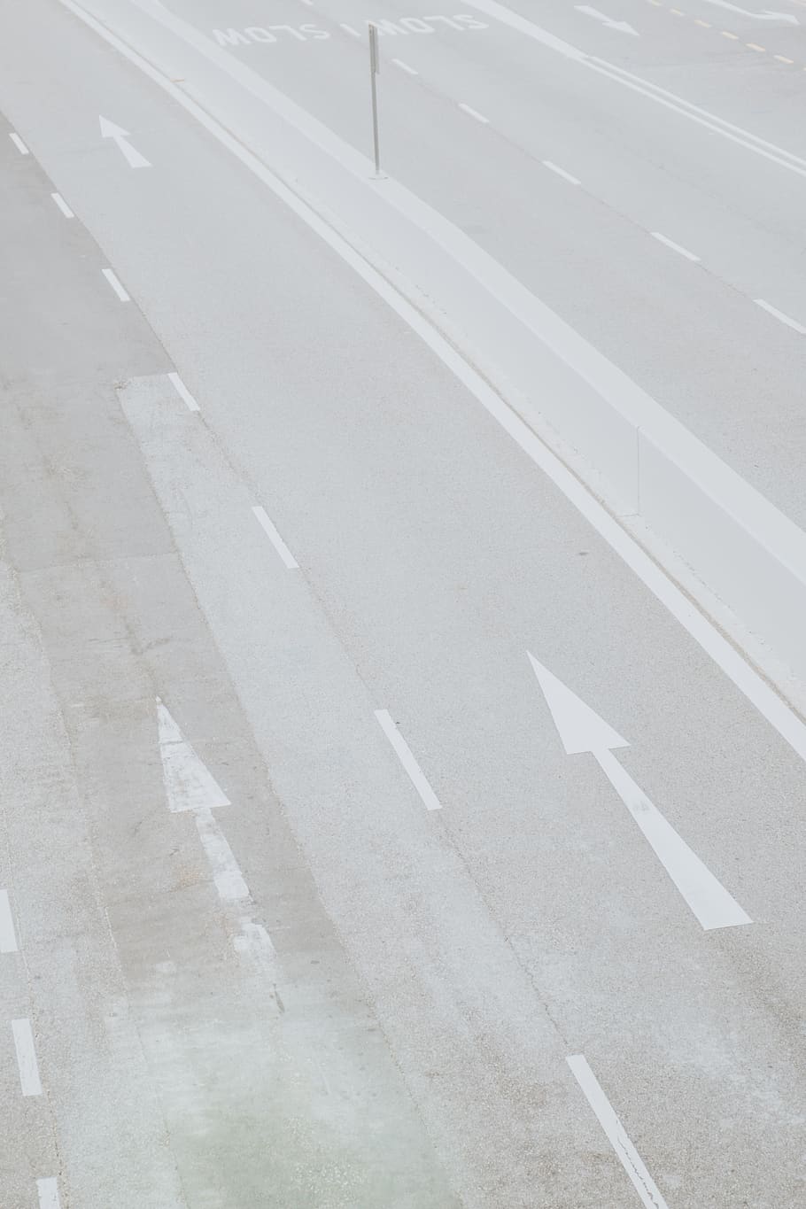 buit, gris, concret, carretera, asfalt, vianants, vehicle, avions, avió, transport, pas de zebra, abric, vestit, roba, sòls, pis, blanc, textura, cotxe, automòbil, símbol, signe, marcatge de carreteres, marcatge, cap gent, vista d’angle alt, direcció, dia, símbol de fletxa, ciutat, carrer, a l'aire lliure, orientació, aeroport, línia única, línia divisòria, 5K