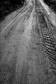cale, urme de pasi, tractor, ploaie, noroi, stradă, camp, Munte, roți, anvelope, direcţie, transport, calea de urmat, nici o persoana, pista de anvelope, natură, diminuarea perspectivei, model, zi, teren, plantă, în aer liber, drum, copac, absență, drum noroios, urmări, murdărie, punct de disparitie, suprafață, lung, 5K, CC0, domeniu public, fără drepturi de autor