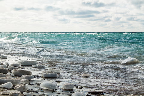 kalt, Wellen, Strand, Horizont, Wasser, Blau, Blöcke, Eis, Winter, Küstenlinie, Michigan, See, Meer, Schönheit in der Natur, Himmel, Horizont über Wasser, Szenen - Natur, Land, wolke - himmel, Welle, Bewegung, Natur, Ruhe, Tag, ruhige Szene, keine Leute, Sport, Rock, draußen, Kieselstein, Kraft in der Natur, 4K, CC0, gemeinfrei, lizenzfrei