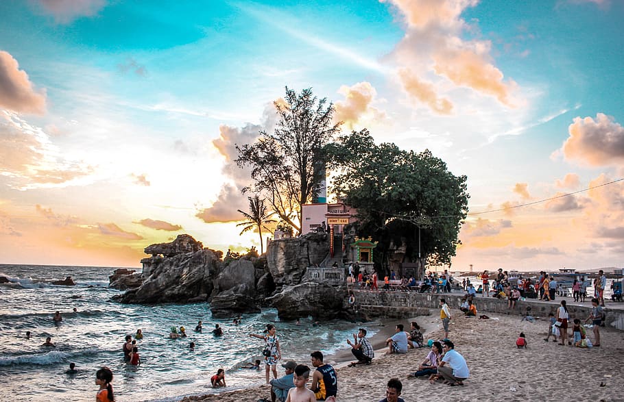 gent, mar, verd, arbre de fulla, platja, núvols, Costa, la llum del dia, joia, paisatge, far, oceà, recreació, roques, sorra, paisatge marí, vora del mar, cel, nedar, arbres, aigua, onades, multitud, gran grup de persones, grup de persones, núvol - cel, persones reals, posta de sol, terra, naturalesa, arquitectura, homes, destinacions de viatge, viatjar, festa, arbre, dones, vacances, a l'aire lliure, 5K
