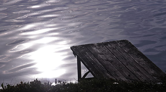 Wasser, Netz, Sonnenlicht, Textur, Natur, Sonnenschein, Welle, Hintergrund, Reflexion, sonnig, See, Licht, Lichteinfall, Stimmung, Spiegeln, Romantik, mystisch, Zauber, Beleuchtung, wunderschönen, Atmosphäre, atmosphärisch, sich ausruhen, Leise, Holz - Material, wolke - himmel, Himmel, keine Leute, die Architektur, gebaute Struktur, Tag, draußen, Holz, Ruhe, Schönheit in der Natur, Post, Pflanze, Flachwinkelansicht, Baum, Holzpfosten, 5K, CC0, gemeinfrei, lizenzfrei