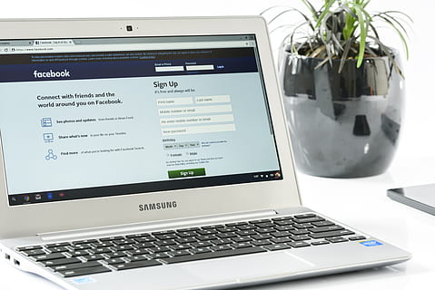 alb, laptop computer Samsung, negru, ceramică, vaza de plante, comunicare, conexiune, date, Electronică, Facebook, logare Facebook, informație, Internet, tastatură, laptop, mass-media, modern, Monitor, netbook, reţea, birou, plantă, reflecţie, ecran, argint, social media, tehnologie, vază, website, fără fir, World Wide Web, calculator, tehnologia fără fir, masa, nici o persoana, în interior, rețea de calculatoare, text, western script, Monitorul computerului, mobila, echipamente de calcul, dispozitiv portabil de informații, natură moartă, Afaceri, 5K, CC0, domeniu public, fără drepturi de autor