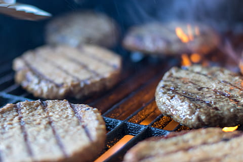 grilované maso, bbq, jídlo, hamburger, gril, chléb, oheň, jíst, grilování, maso, vaření, steak, kulinářské, vepřové, brie, rostlina, zeleniny, chřest, jídlo a pití, hořící, teplota - teplota, plamen, požár - přírodní jev, selektivní zaměření, svěžest, příprava, detail, nikdo, pečený, uvnitř, grilovaný, připraven jíst, požitek, pokušení, připravování jídla, 5K, CC0, veřejná doména, bez autorských práv