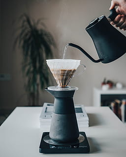 osoba, nalévání, horký, voda, pour-over kávovar, jídlo a pití, uvnitř, napít se, káva, příprava, káva - nápoj, občerstvení, zaměřit se na popředí, pohár, lidské ruky, jedna osoba, stůl, spotřebič, kávový šálek, hospodářství, detail, džbánek, skutečných lidí, kávovar, horký nápoj, ruka, prst, konvice na kávu, nádobí, 4K, CC0, veřejná doména, bez autorských práv