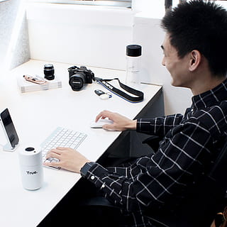 mand ved hjælp af computer, human, person, mennesker, Australien, windsor, tastatur, mand, kontor, minimal, skrivebord, smilende, rigtigt, mus, hvid, ren, kamera, bureau, studie, digital agentur, designer, forretning, en person, herrer, teknologi, indendørs, rigtige mennesker, bord, unge mænd, hanner, ung voksen, taljen op, forretningsmand, beskæftigelse, computer, virksomhedernes forretning, meddelelse, 1080P, CC0, offentligt domæne, royaltyfrie