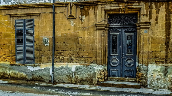 porta, finestra, parete, architettura, vecchio, Casa, cancello, Entrata, facciata, Lefkosia, nicosia, Cipro, anziano, intemperie, decadimento, grunge, sporco, danneggiato, grungy, crepa, rotto, abbandonato, arrugginito, corrosione, esterno dell'edificio, struttura costruita, chiuso, costruzione, nessuno, giorno, sicurezza, protezione, quartiere residenziale, all'aperto, storia, caratteristica della parete, il passato, 5K, CC0, dominio pubblico, privo di copyright