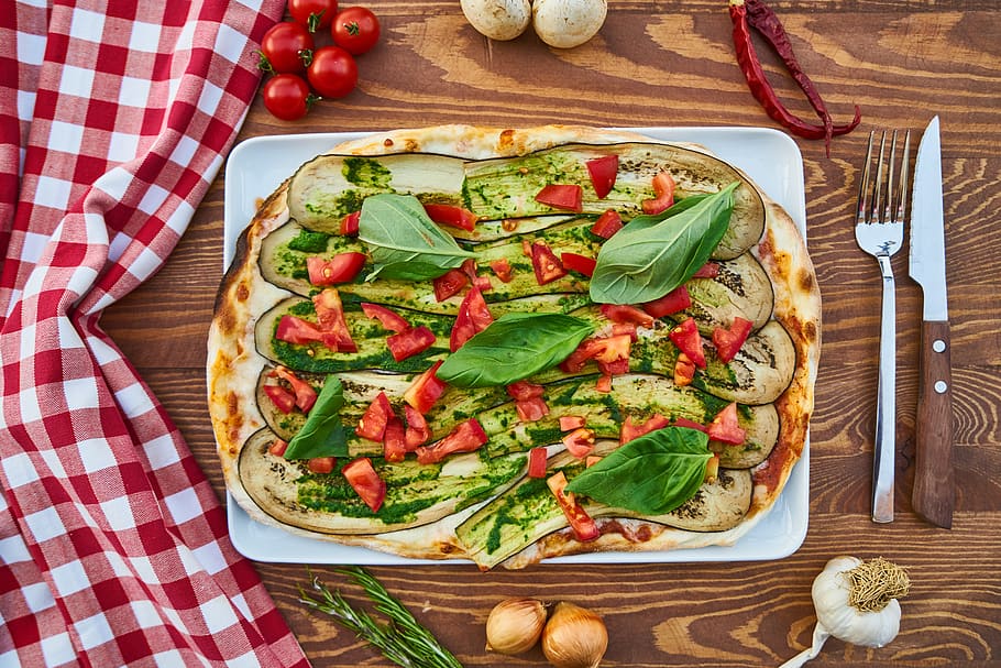 pizza, těsto, pepř, stůl, zeleniny, zdraví, Červené, zelená, jídlo, Zdravé stravování, dřevo, fotografování, deska, sýr, italština, mouka, strava, Lahodné, Jídelní lístek, obrázky potravin, fotografie menu, výživa, pozadí, makro, restaurace, služba, Krásná, jídlo a pití, svěžest, jíst nádobí, Vidlička, rajče, blahobyt, kuchyňské nádobí, přímo nad, salát, ovoce, vysoký úhel pohledu, nůž, nikdo, stolní nůž, rukola, bylina, vegetariánské jídlo, 8K