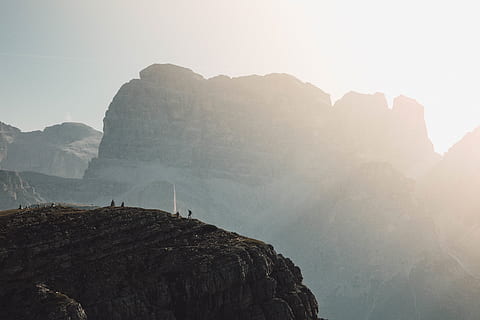 Menschen, Berg, Männer, Camping, Wandern, klettern, Abenteuer, draussen, Gipfel, Grat, Tal, Landschaft, Himmel, Gebirge, Ruhe, Schönheit in der Natur, Rock, Natur, Szenen - Natur, ruhige Szene, Nebel, Rock - Objekt, solide, Sonnenlicht, Nicht-städtische Szene, Felsformation, physische Geographie, keine Leute, Cliff, Fernbedienung, draußen, Linseneffekt, Formation, 5K, CC0, gemeinfrei, lizenzfrei