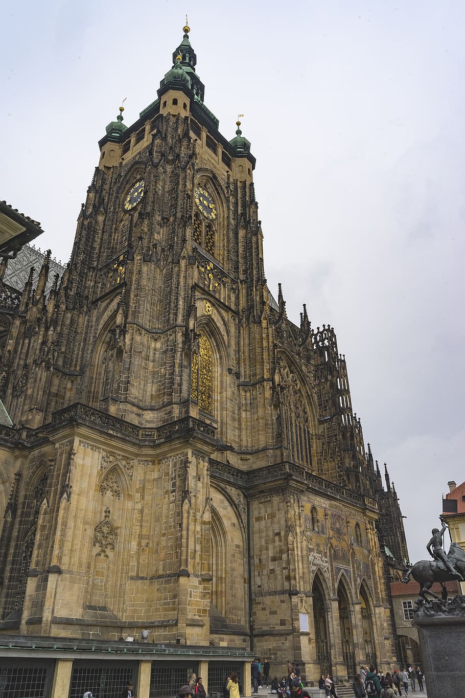 czechia, praga, torre, Torre del Rellotge, Església, catedral, europa, Europeu, històric, història, medieval, txec, edifici, arquitectura, pedra, vitrall, vidre, cel, caure, tardor, exterior de l'edifici, estructura construïda, vista d’angle baix, lloc de culte, religió, destinacions de viatge, creença, espiritualitat, el passat, turisme, viatjar, naturalesa, dia, a l'aire lliure, ornamentat, civilització antiga, fletxa, estil gòtic, 5K