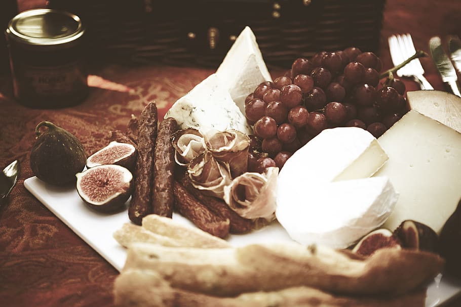 pícnic, figues, brie, pernil, raïm, menjar, formatge, ganivet, mel, forquilla, pepperoni, carn, menjar i beguda, natura morta, frescor, a l'interior, taula, cap gent, alimentació saludable, primer pla, llest per menjar, benestar, vista d’angle alt, enfocament selectiu, fruita, placa, espècia, indulgència, condiment, producte diari, menjar dolç, temptació, picat, berenar, 4K