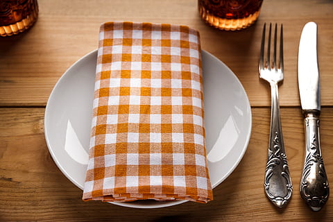 Teller, neben, Gabel, Tischmesser, Besteck, Esszimmer, Restaurant, Sitzordnung bei Tisch, Tischdecke, Geschirr, Holztisch, Küchenutensilien, Essgeschirr, Tabelle, Essen und Trinken, Lebensmittel, Haushaltsausstattung, Holz - Material, drinnen, Karomuster, Frische, Messer, Genuss, Serviette, ungesunde Ernährung, keine Leute, fertig für den Verzehr, Stillleben, Rahmen, Versuchung, Snack, 2K, CC0, gemeinfrei, lizenzfrei
