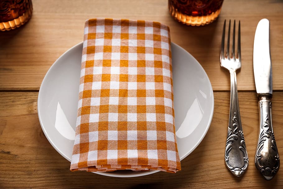Teller, neben, Gabel, Tischmesser, Besteck, Esszimmer, Restaurant, Sitzordnung bei Tisch, Tischdecke, Geschirr, Holztisch, Küchenutensilien, Essgeschirr, Tabelle, Essen und Trinken, Lebensmittel, Haushaltsausstattung, Holz - Material, drinnen, Karomuster, Frische, Messer, Genuss, Serviette, ungesunde Ernährung, keine Leute, fertig für den Verzehr, Stillleben, Rahmen, Versuchung, Snack, 2K