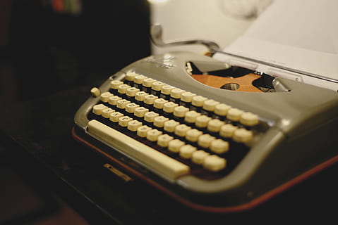 machine à écrire, mécanique, rétro, écrire, écrivain, des lettres, clavier, nostalgie, auteur, journalisme, vieux, ancien, journaliste, machine, alphabet, classique, l'histoire de la frappe, lancier, publier, l'histoire, carrière, La technologie, à l'intérieur, fermer, style rétro, calculatrice, personne, machinerie, équipement, mise au point sélective, table, mathématiques, nature morte, lien, la communication, affaires, vue grand angle, antique, 5K, CC0, domaine public, libre de droits