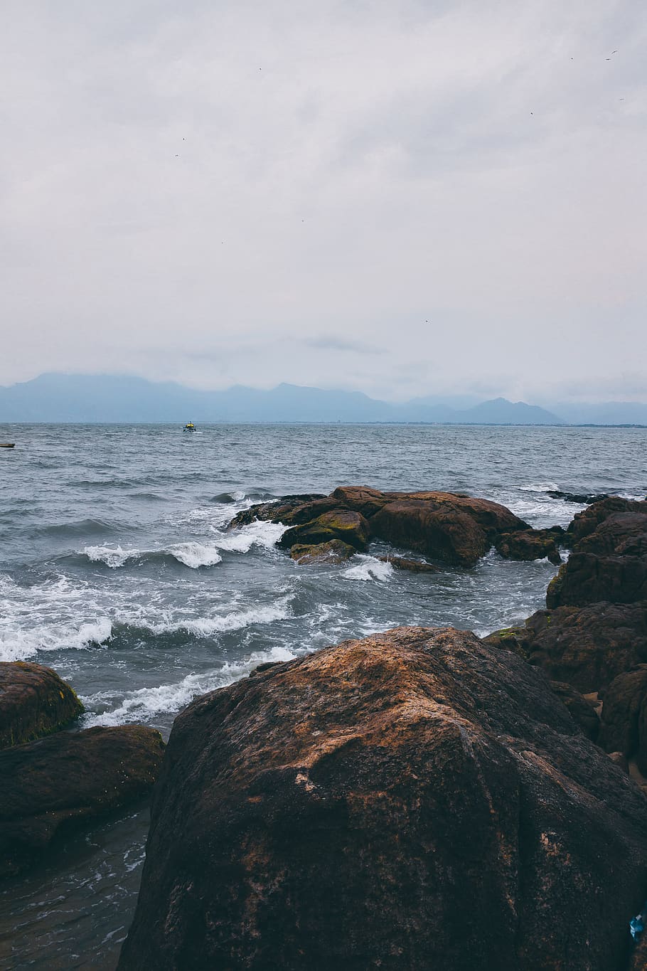 Brun, sort, bjergmaleri, strand, skyer, kyst, dagslys, landskab, natur, ocean, klipper, rocky shore, naturskøn, hav, marinemaleri, kysten, himmel, sten, vand, bølger, klippe, skønhed i naturen, rock-objekt, scenics - natur, solid, jord, bevægelse, horisont over vand, bølge, horisont, sky - himmel, rock formation, ingen mennesker, ro, udendørs, klippekyst, breaking, 5K