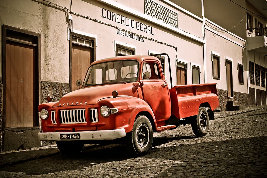 capo Verde, Raccogliere, vecchi tempi, auto, città, rosso, ciottolo, modo di trasporto, veicolo terrestre, mezzi di trasporto, veicolo a motore, architettura, in stile retrò, strada, struttura costruita, nessuno, stazionario, esterno dell'edificio, giorno, macchina vintage, vecchio, pick-up, parcheggio, 4K