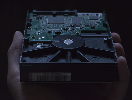 HDD, computer, parte del computer, parti del computer, disco, disco rigido, mano, mano umana, parte del corpo umano, tecnologia, una persona, in casa, parte del corpo, avvicinamento, detenzione, vista dall'alto, attrezzatura, dito, dito umano, persona irriconoscibile, adulto, comunicazione, prospettiva personale, connessione, complessità, 2K, CC0, dominio pubblico, privo di copyright