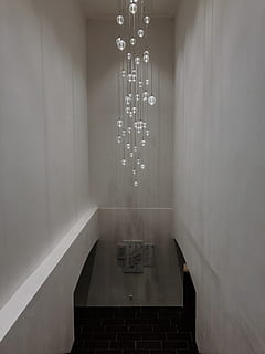 il·luminació, a l'interior, habitació, bany, pis, sòls, escala, llum, passadís, dutxa, barana, presó, aranya, cristall, paret, cripta, lavabo, edifici, cap gent, arquitectura, text, comunicació, nombre, funció de construcció de parets, guió occidental, estructura construïda, tecnologia, Color blanc, viatjar, absència, dia, il·luminat, signe, direcció, blanc, 4K, CC0, domini públic, lliure de regalies