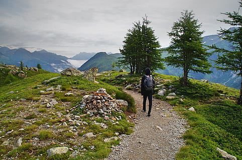 bjerg, highland, Sky, himmel, topmøde, kam, landskab, natur, dal, spids, grøn, græs, træer, planter, mennesker, rejse, eventyr, udendørs, vandring, klatring, en person, rigtige mennesker, plante, bagfra, fuld længde, skønhed i naturen, fritidsaktivitet, scenics - natur, livsstil, træ, gå, ikke-urbane scene, dag, vækst, sky - himmel, aktivitet, bjergkæde, sti, 4K, CC0, offentligt domæne, royaltyfrie
