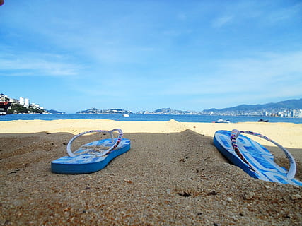 platja, vacances, mar, terra, aigua, sorra, cel, naturalesa, blau, núvol - cel, tranquil·litat, dia, bellesa a la natura, escenics - natura, escena tranquil·la, vaixell nàutic, cap gent, amarrat, absència, transport, a l'aire lliure, sabatilla, barca de rems, 2K, CC0, domini públic, lliure de regalies