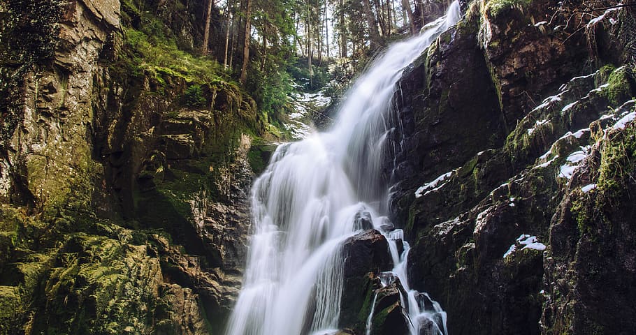 cascades, cascada, medi ambient, flux, bosc, paisatge, exposició llarga, tir en angle baix, molsa, moviment, muntanya, naturalesa, rock, escènic, corrent, lapse de temps, aigua, humit, escenics - natura, moviment borrós, bellesa a la natura, aigua que flueix, rock - object, planta, arbre, sòlid, terra, formació de roca, escena no urbana, cap gent, que flueix, poder a la natura, a l'aire lliure, caient aigua, selva tropical, 4K