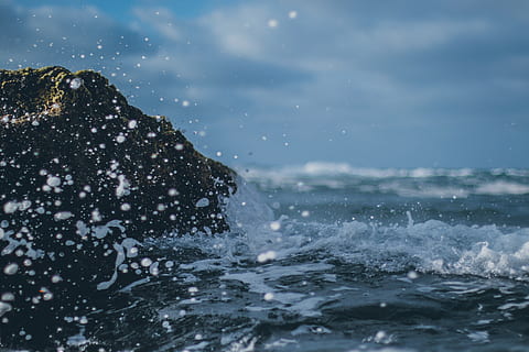 hav, stänk, sten, strand, närbild, kall, rörelse, marinmålning, havsstrand, vatten, vattenplask, vågor, våt, vid vatten, skönhet i naturen, våg, natur, dag, inget folk, sport, kraft, utomhus, kraft i naturen, himmel, vattensport, rock-objekt, fast, 5K, CC0, offentligt domän, royaltyfria