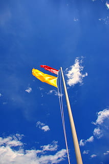 steag, furtună de furtună, steag rosu, vânt, culoare, furtună, cer, uşor, dispozitie, nor - cer, albastru, vedere unghiulară joasă, zi, natură, galben, patriotism, nici o persoana, în aer liber, roșu, pol, mediu inconjurator, lumina soarelui, transport, mândrie, mişcare, independenţă, icoana nationala, 5K, CC0, domeniu public, fără drepturi de autor