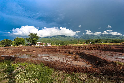 fotografia, buit, camp d'arròs, núvols, camp, terres de cultiu, la llum del dia, herba, turons, cases, paisatge, muntanyes, fang, naturalesa, a l'aire lliure, rural, escènic, cel, sòl, arbres, aigua, medi ambient, núvol - cel, muntanya, planta, escenics - natura, cap gent, terra, arbre, tranquil·litat, bellesa a la natura, escena tranquil·la, dia, agricultura, escena rural, Serra, semiàrid, 5K, CC0, domini públic, lliure de regalies