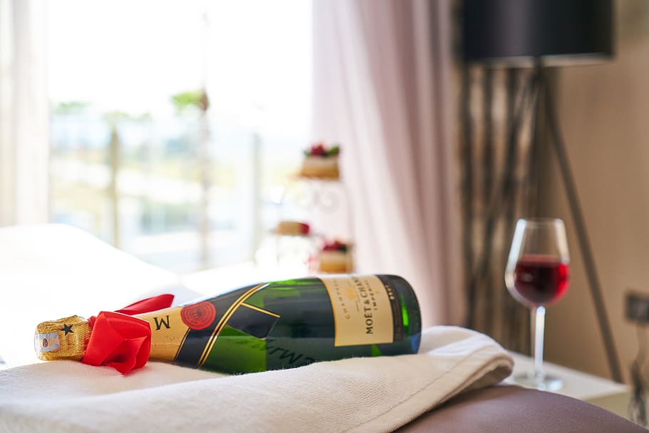 vi, fruita, llit, hotel, servei, celebració, especial, lluna de mel, festa, restauració, regal, felicitat, pansa, verd, saludable, menjar, fresc, alcohol, orgànic, compromís, amor, romàntic, dia de Sant Valentí, any nou, a l'interior, centrar-se en primer pla, salut i medicina, primer pla, mobles, cap gent, taula, natura morta, finestra, dia, interior de casa, habitació domèstica, Copa de vi, vidre, hospital, ampolla, la vida domèstica, dormitori, degoteig iv, luxe, 5K