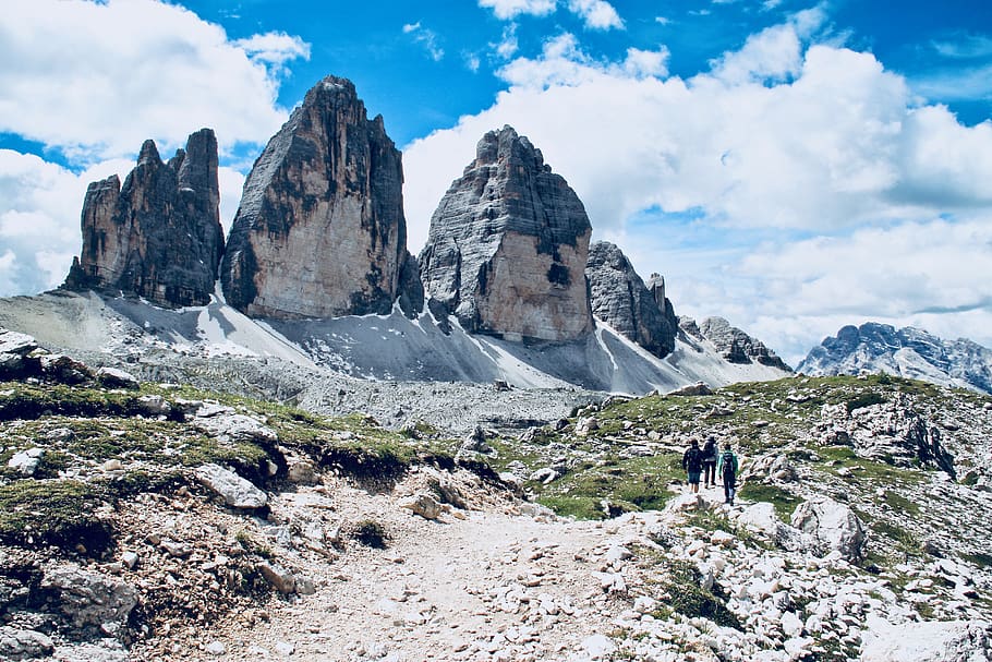 šedá, hora, během dne, venku, Příroda, led, ledovec, sníh, Alpy, pohoří, hřeben, Itálie, tre cime di lavaredo, Skála, mrak, vrchol, osoba, Procházka, stezka, scéna s oblaky, nebe, cesta, krása v přírodě, scenics - příroda, volnočasové aktivity, mrak - nebe, rock - objekt, turistika, mimoměstské scény, pevný, klidné scény, aktivita, životního stylu, dobrodružství, den, skutečných lidí, klid, formace, horský vrchol, 4K