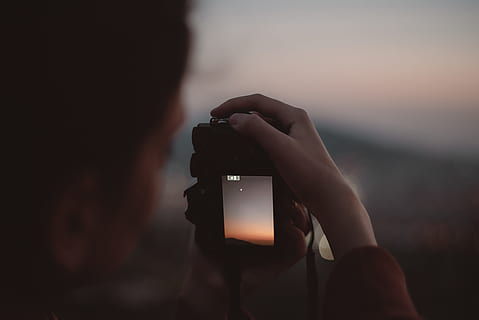 osoba, přijímání, fotografie, hvězd, západ slunce, zachycení, pomocí fotoaparátu, rozmazat, západ slunce světlo, tech, fujifilm, Fotoaparát, fotit, fuji, fotografická témata, technologie, hospodářství, fotoaparát - fotografické vybavení, focení, aktivita, jedna osoba, fotografické vybavení, bezdrátové technologie, zaměřit se na popředí, detail, digitální fotoaparát, obsazení, skutečných lidí, sdělení, dospělý, volnočasové aktivity, venku, moderní, fotograf, 2K, CC0, veřejná doména, bez autorských práv