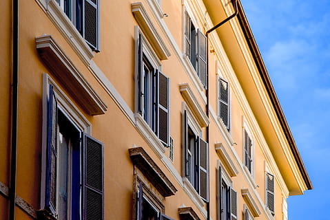 edificio, fachada, ventana, arquitectura, antiguo, romano, colorido, Roma, Italia, exterior del edificio, estructura construida, Distrito residencial, vista de ángulo bajo, cielo, día, casa, nadie, ciudad, amarillo, naturaleza, al aire libre, luz del sol, balcón, cielo limpio, en una fila, obturador, apartamento, lujo, casa adosada, 5K, CC0, dominio público, libre de derechos