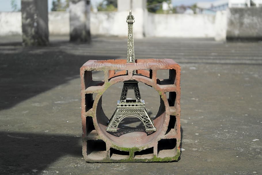 Frankrig, Paris, eiffel, tårn, dag, fokus på forgrunden, metal, ingen mennesker, natur, udendørs, legeplads, udendørs legepladsudstyr, tæt på, parkere, park - mand skabt plads, fravær, sollys, transportmidler, plante, lænke, arkitektur, tom, mønster, hjul, 5K