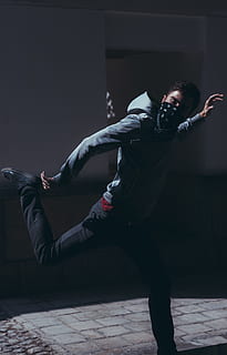 springender Mann, Porträt, launisch, in voller Länge, eine Person, junge Männer, junger Erwachsener, drinnen, Lebensstile, Performance, echte Menschen, Tanzen, Bewegung, Freizeitbeschäftigung, Männer, Vitalität, Fertigkeit, Vorderansicht, Kunst, Kultur und Unterhaltung, menschlicher Arm, 5K, CC0, gemeinfrei, lizenzfrei