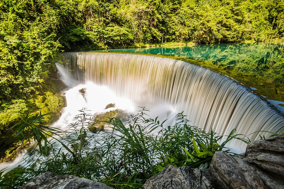 copaci verzi, floră, plantă, apă, râu, în aer liber, cascadă, copac, pădure, pădure tropicală, natură, teren, vegetație, sol, palmier, Arecaceae, tufiș, pârâu, curent, conifer, plantator, scenice - natura, frumusețe în natură, apă curgătoare, mişcare, mișcare încețoșată, expunere lungă, nici o persoana, curgere, Culoarea verde, zi, scenă non-urbană, creştere, putere în natură, 5K
